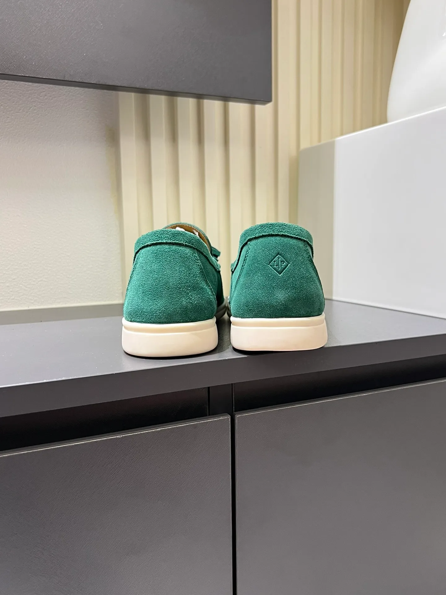 Men's shoes 💰p360 "Loro men's shoes 💰pian'*" Classic L men's shoes for couples 💰p Top version British flat loafers, a must-have item in old money style, the minimalist design is eye-catching and durable, a plus point for dressing The soft foot feel and texture are outstanding. They don’t scratch your feet and are very nice. They are matched with soft and waxy soles. They can be worn daily for a long time without getting tired. They are easy to wear, versatile and classic items, with perfect foot feel and texture! Imported cashmere fabric, the lining is made of imported A-grade water-dyed cow lining, the top version of the genuine leather midsole is sewn with pure handmade mark thread! Size: Female 35-40 (34. Customized) Male 38-44 (45.46. Customized)